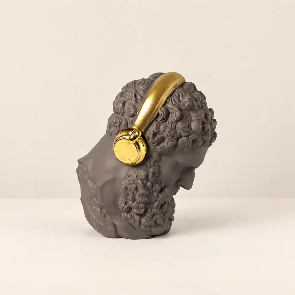 Figura Decorativa com Headphones Dourados 1