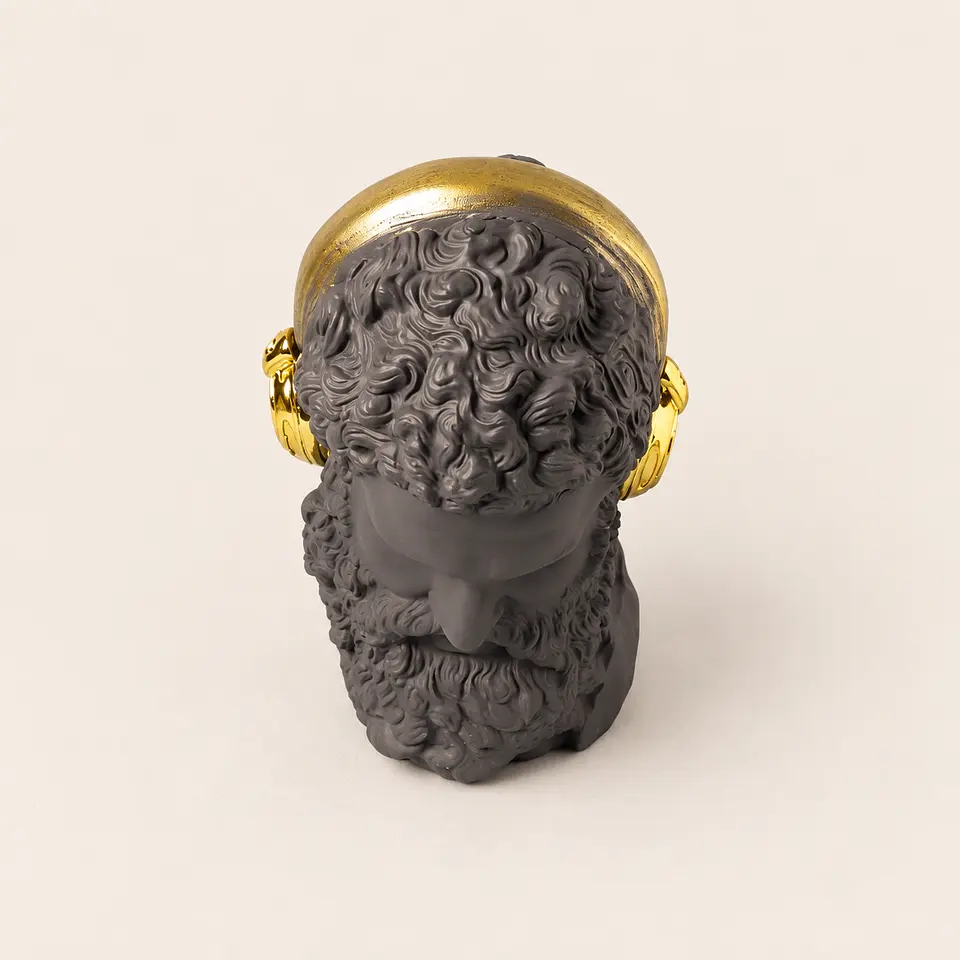 Figura Decorativa com Headphones Dourados 3