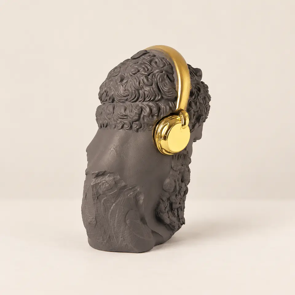 Figura Decorativa com Headphones Dourados 2