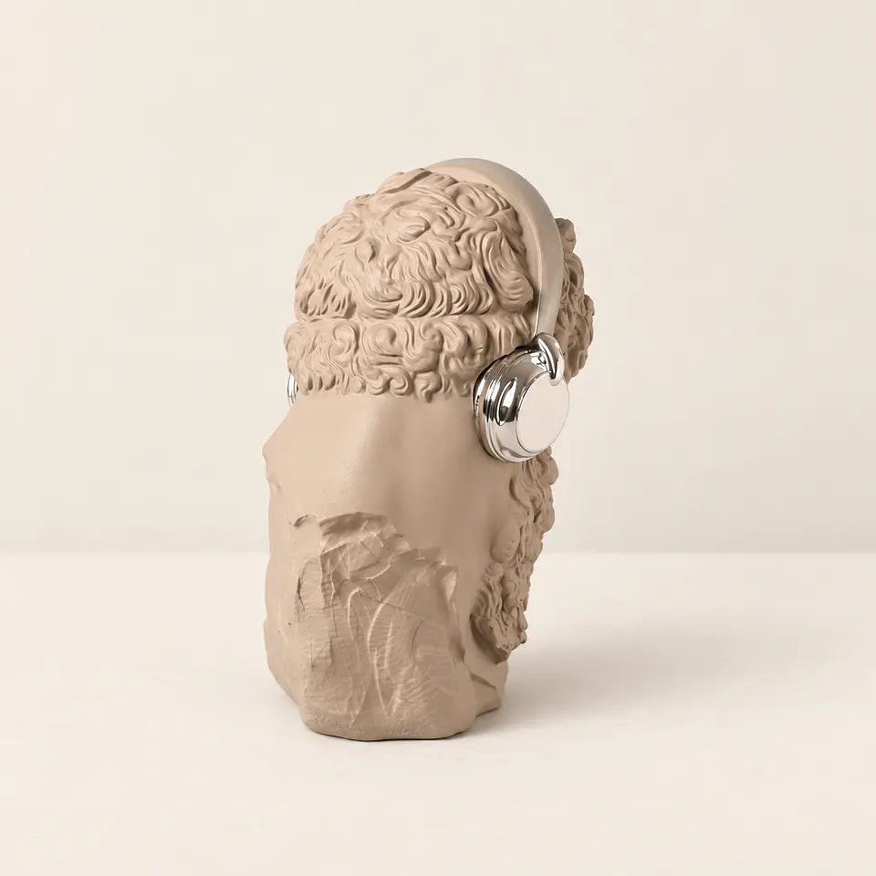 Figura Decorativa com Headphones Prateados 2