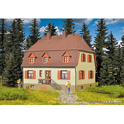 H0 HOUSE WITH HIPPED ROOF