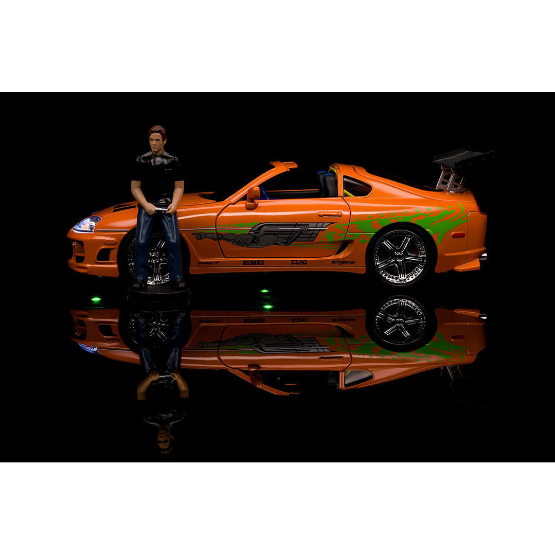 Carro Colección   1995 Toyota Supra w/Lights & Brian Figurine , Fast & Furious - Jada Toys 31139 - 1/18 Diecast Car 9
