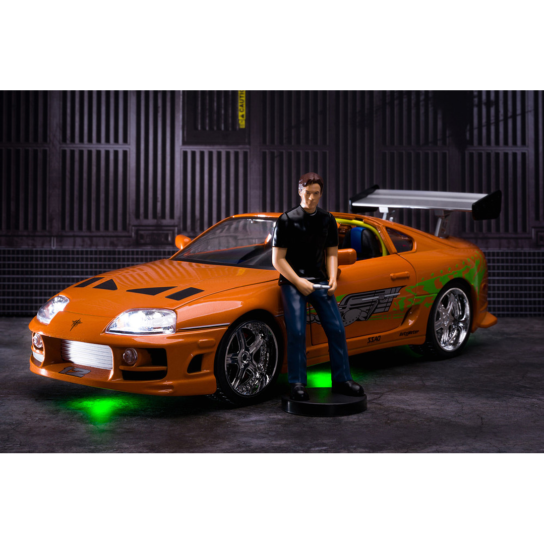 Carro Colección   1995 Toyota Supra w/Lights & Brian Figurine , Fast & Furious - Jada Toys 31139 - 1/18 Diecast Car 4
