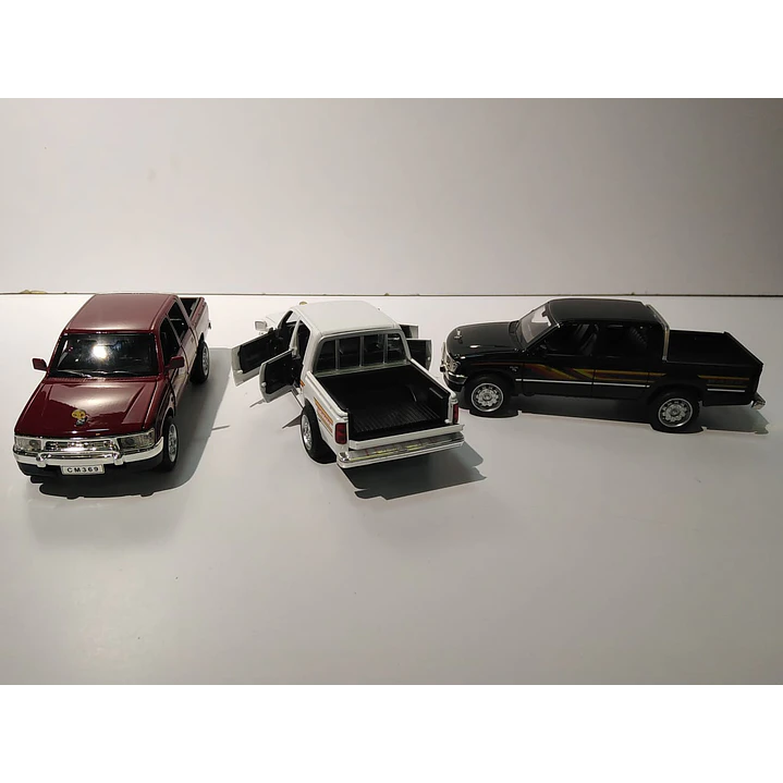 Carro Colección  Toyota Hilux Gl 2400  1/32 3