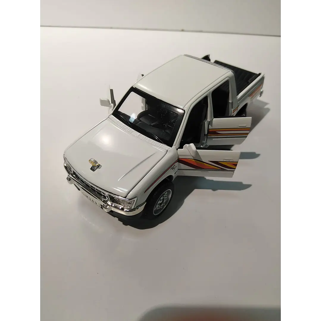 Carro Colección  Toyota Hilux Gl 2400  1/32 2