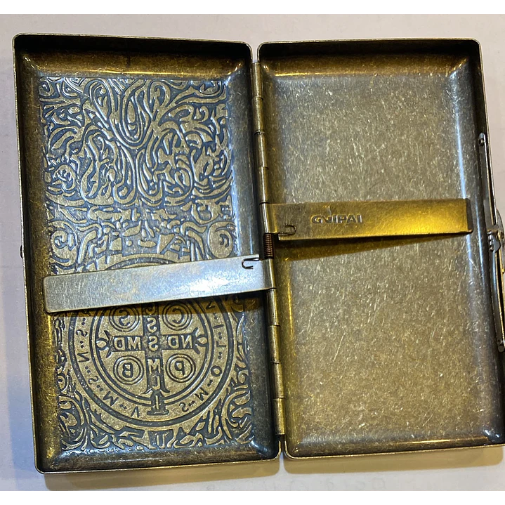 Cigarrera - pitillera en bronce, medalla de San Benito 2