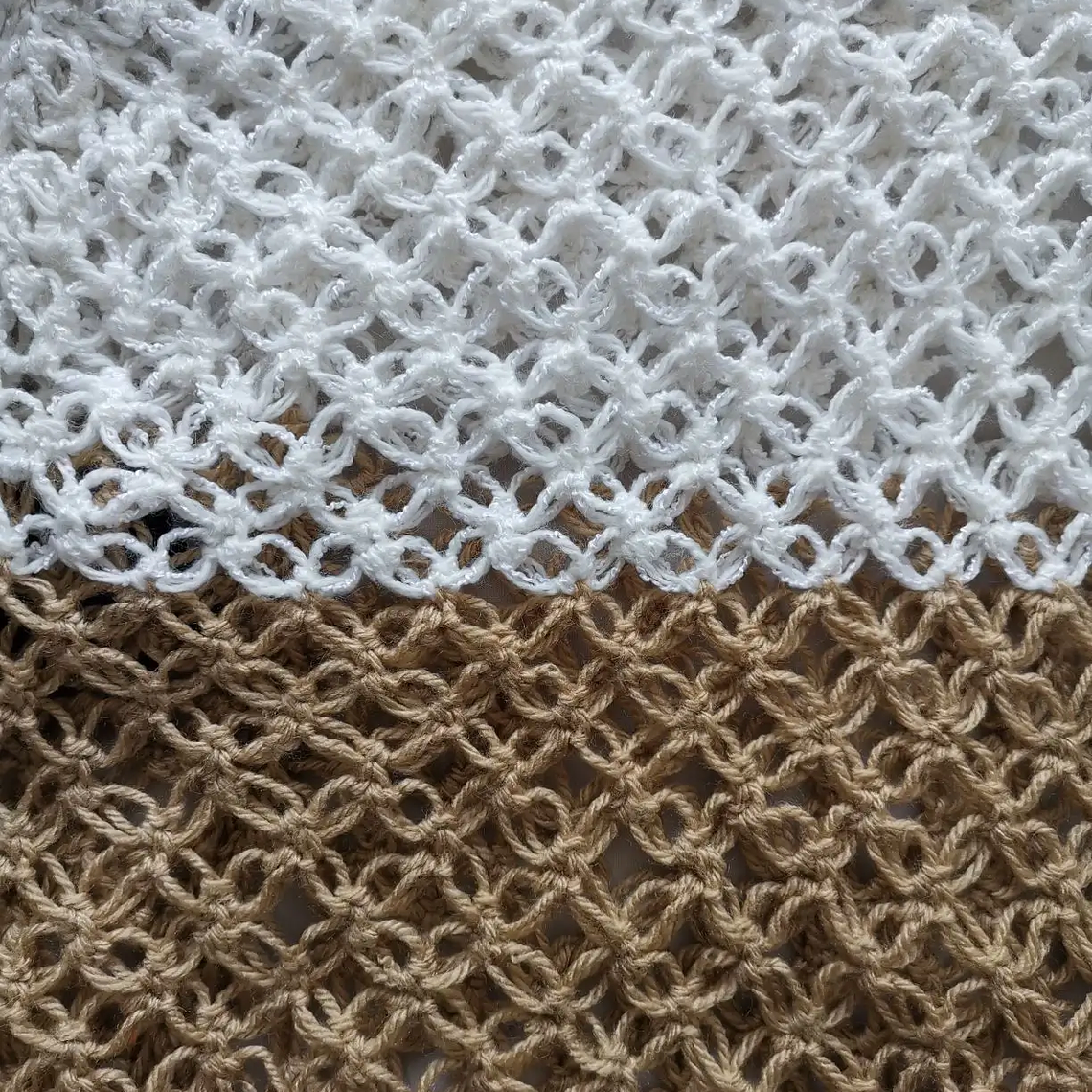 Ruana Colores Café / Blanco Doble Tejido a Mano Estrella 3