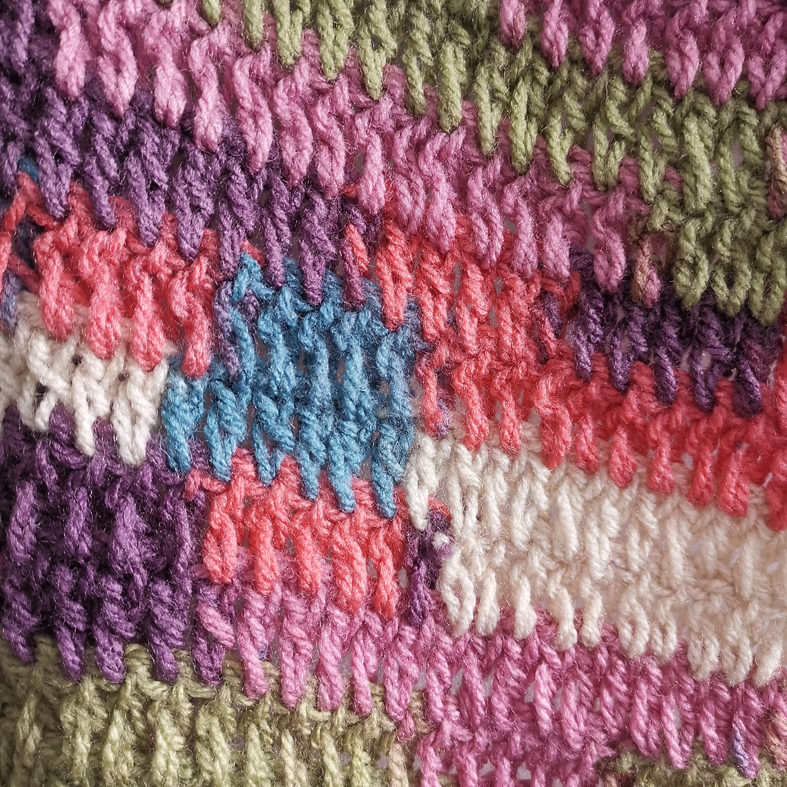 Bufandas Artesanales Colombianas Tejidas a Mano – Calidez, Color y Tradición 12