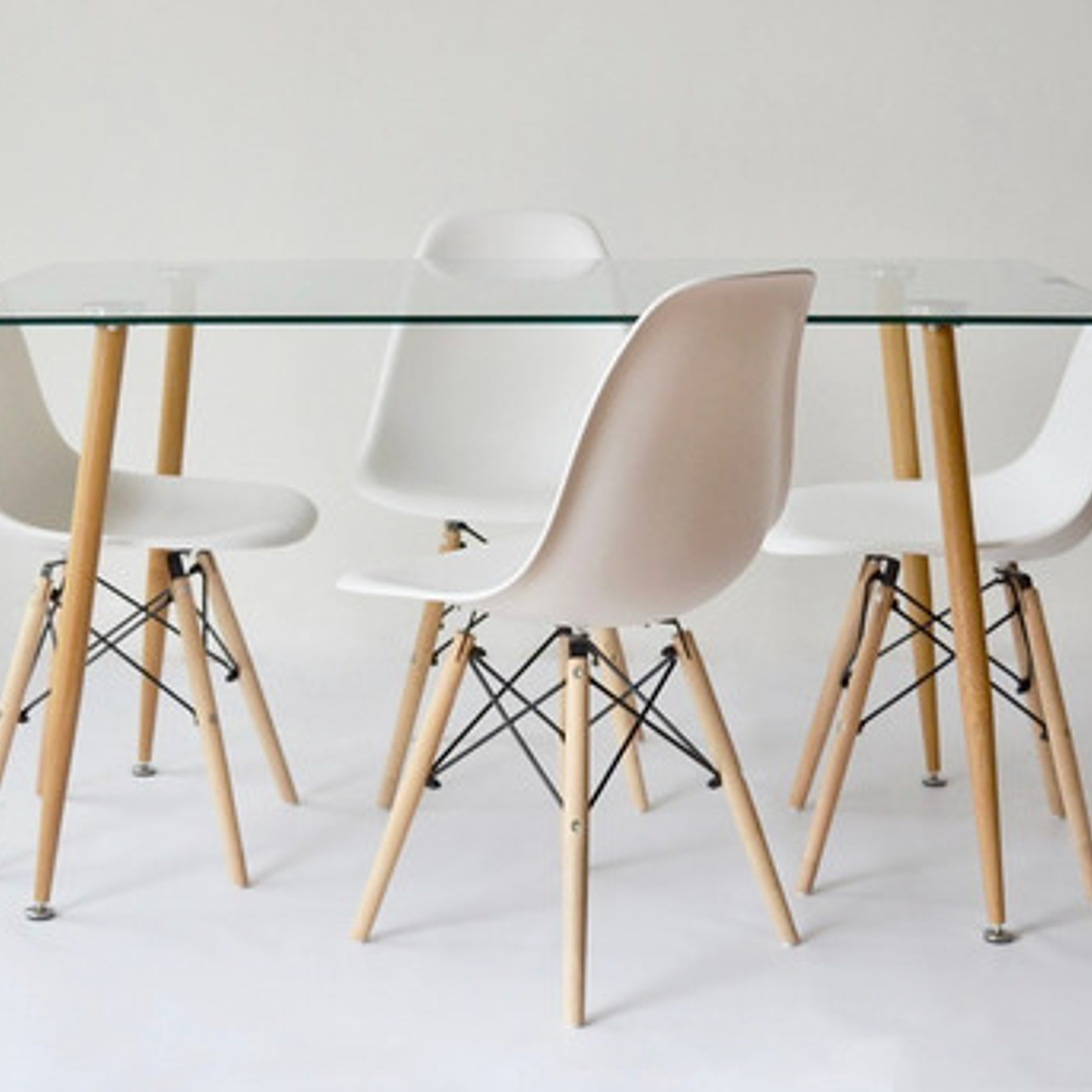 Comedor Oslo rectangular vidrio 120x80 cm con 4 Sillas eames 2
