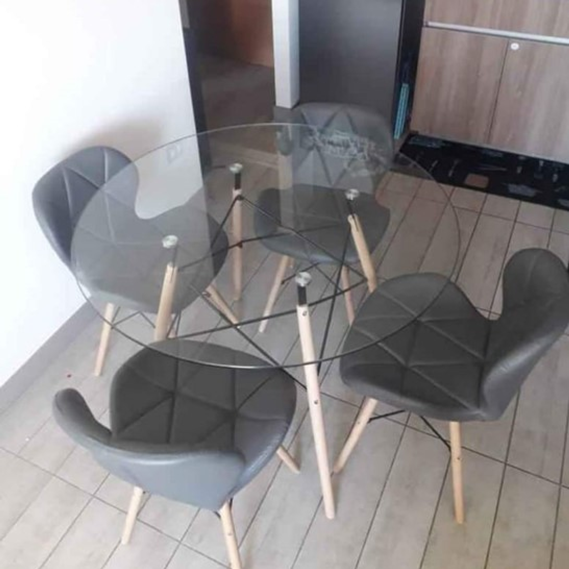 Comedor Viena redondo vidrio 100 cm con 4 Sillas Mariposas Rubik 3