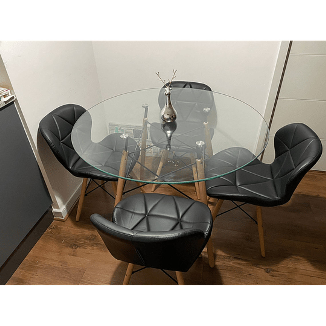 Comedor Viena redondo vidrio 100 cm con 4 Sillas Mariposas Rubik 6