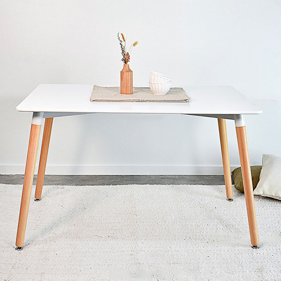 Comedor Helsinki rectangular blanco con 4 Sillas Eames 8