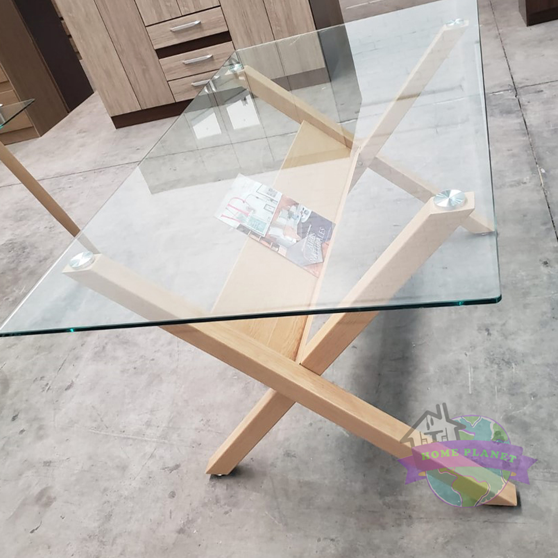 Comedor Visby rectangular vidrio 140x80 cm con 4 Sillas Tulip 8