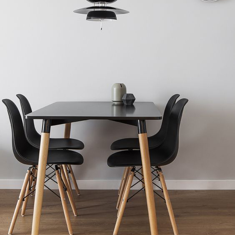 Comedor Helsinki rectangular negro con 4 Sillas Eames  2