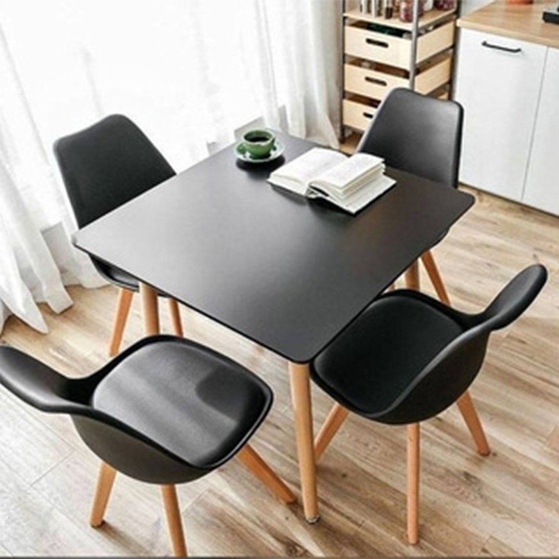 Comedor Mesa cuadrada negra con 4 Sillas Tulip 1