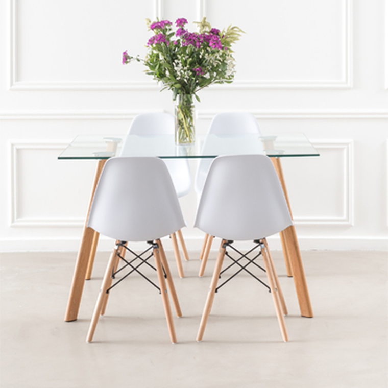 Comedor Atlanta rectangular vidrio 140x80 cm con 4 Sillas Eames 1