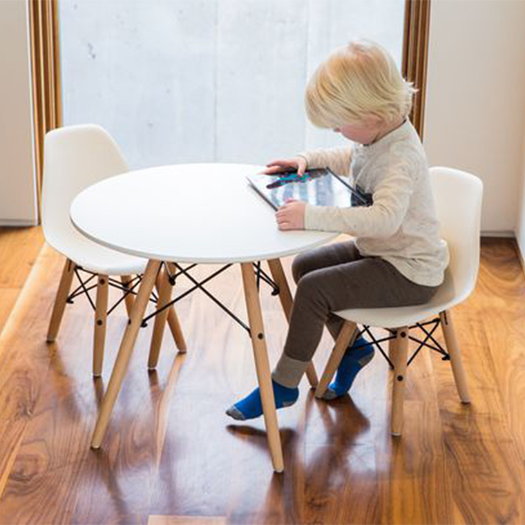 Juego de Mesa eames kids 60 cm + 2 sillas eames kids 2