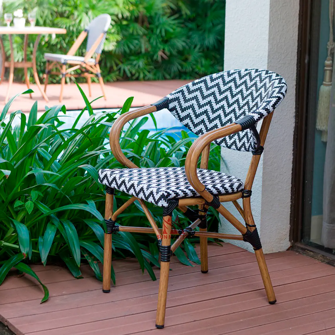 Silla Bistro Parisina Rattan con reposabrazos - Blanca con negro 3