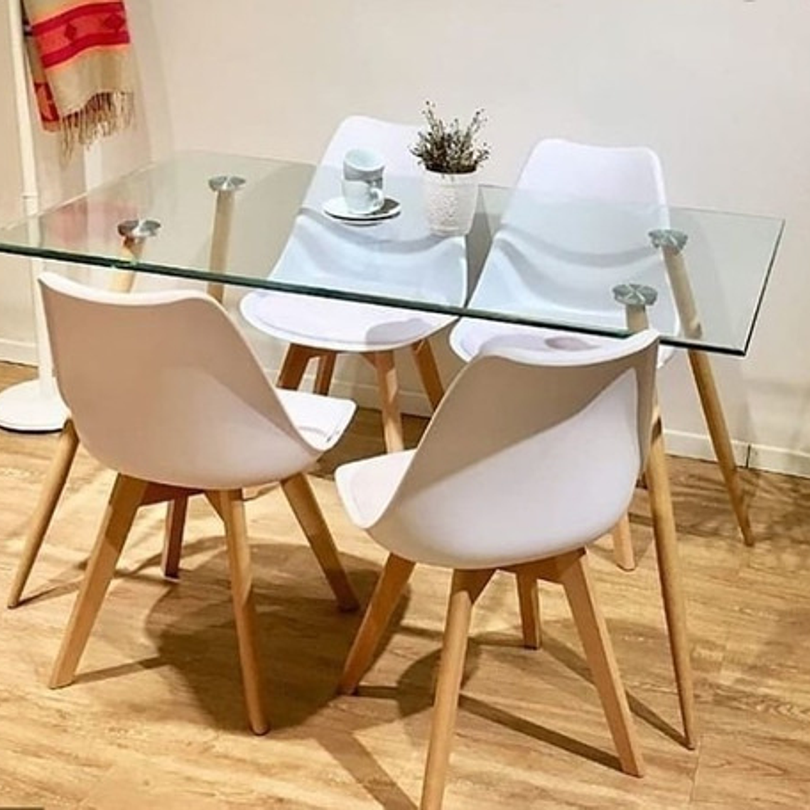 Comedor Bangkok rectangular vidrio 130x80 cm y 4 Sillas Tulip 4