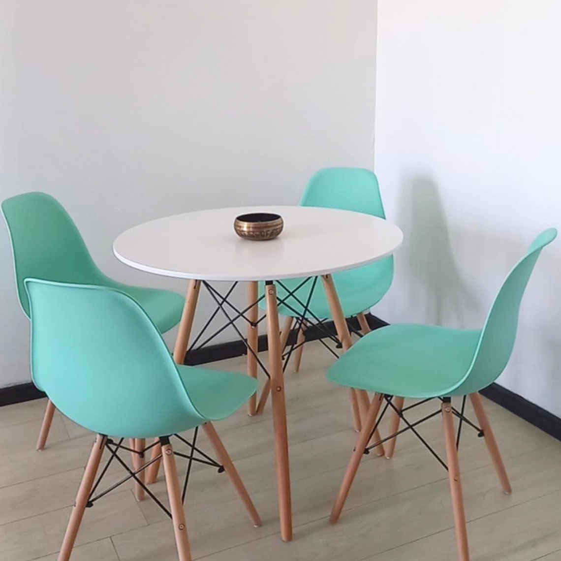 Comedor Argel redondo blanco 80 cm con 4 Sillas Eames  7