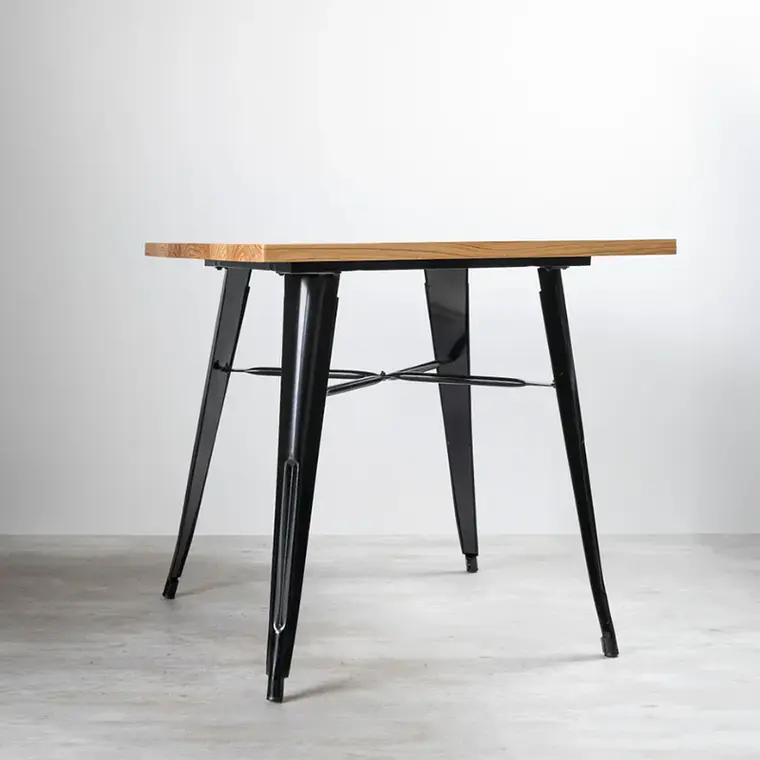 Mesa Tolix negra cuadrada 80x80 cm madera natural 4