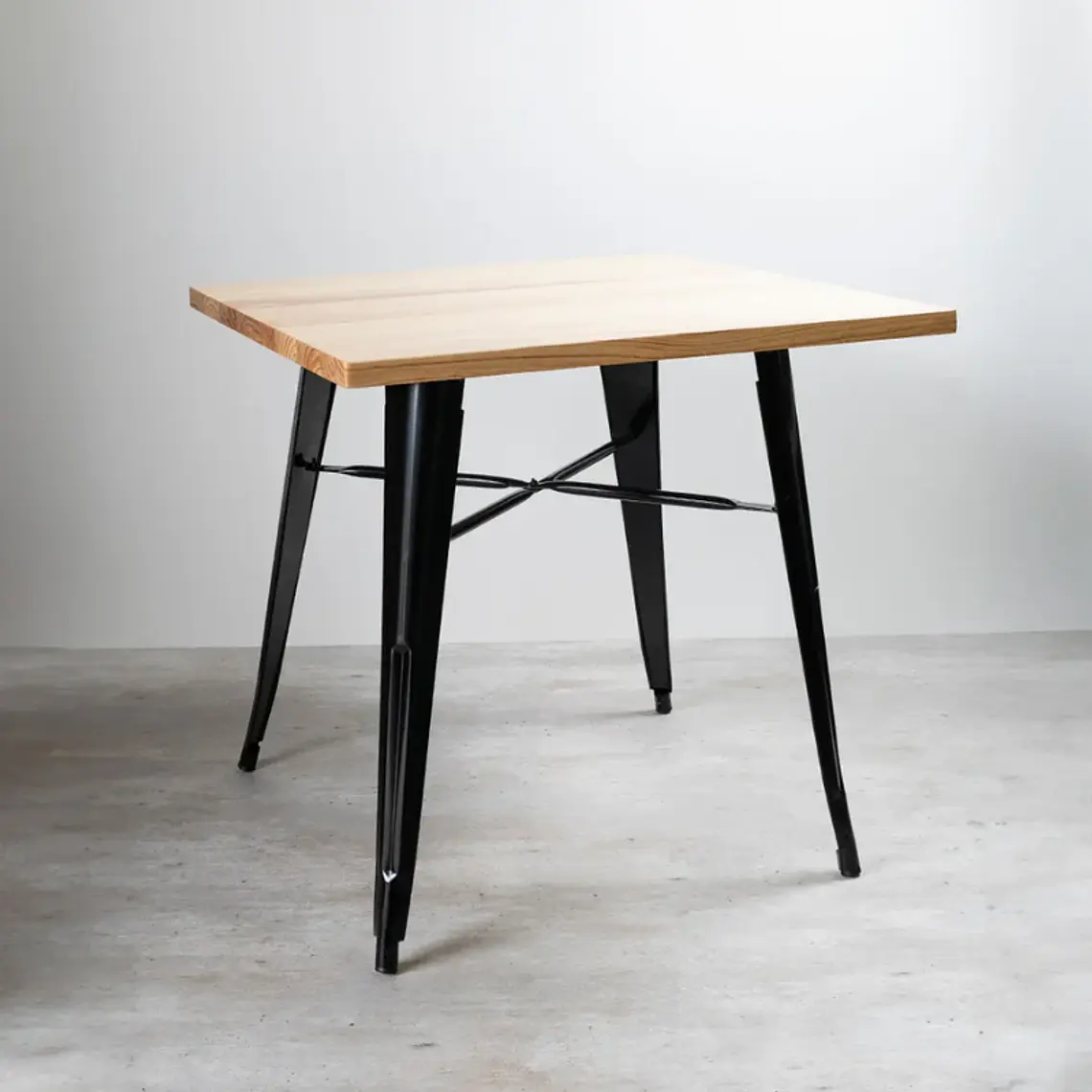 Mesa Tolix negra cuadrada 80x80 cm madera natural 3