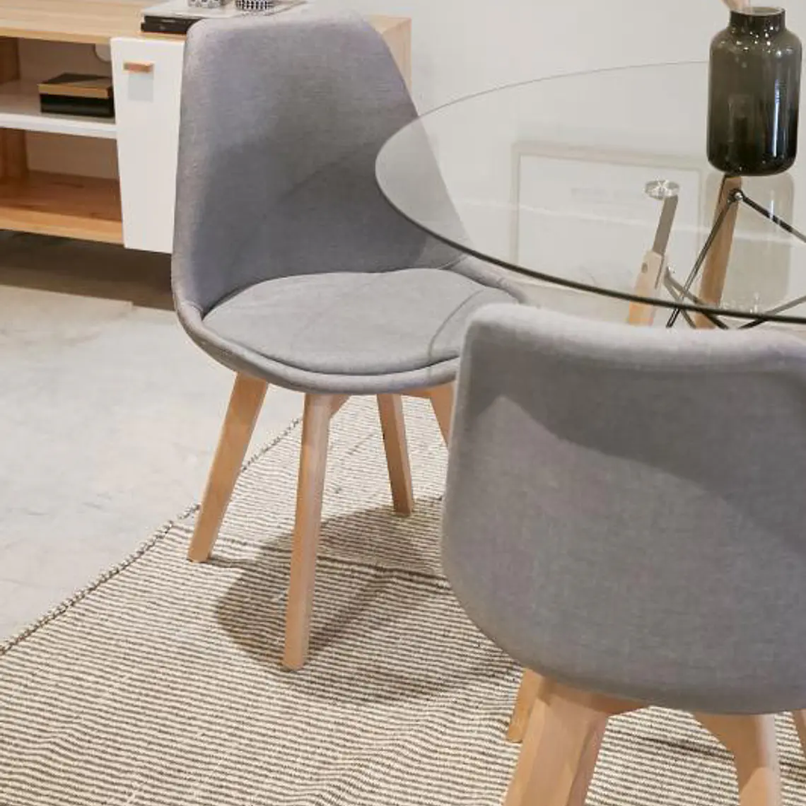 Comedor Mesa Eames redondo vidrio 80 cm con 4 Sillas Tulip Lino  1