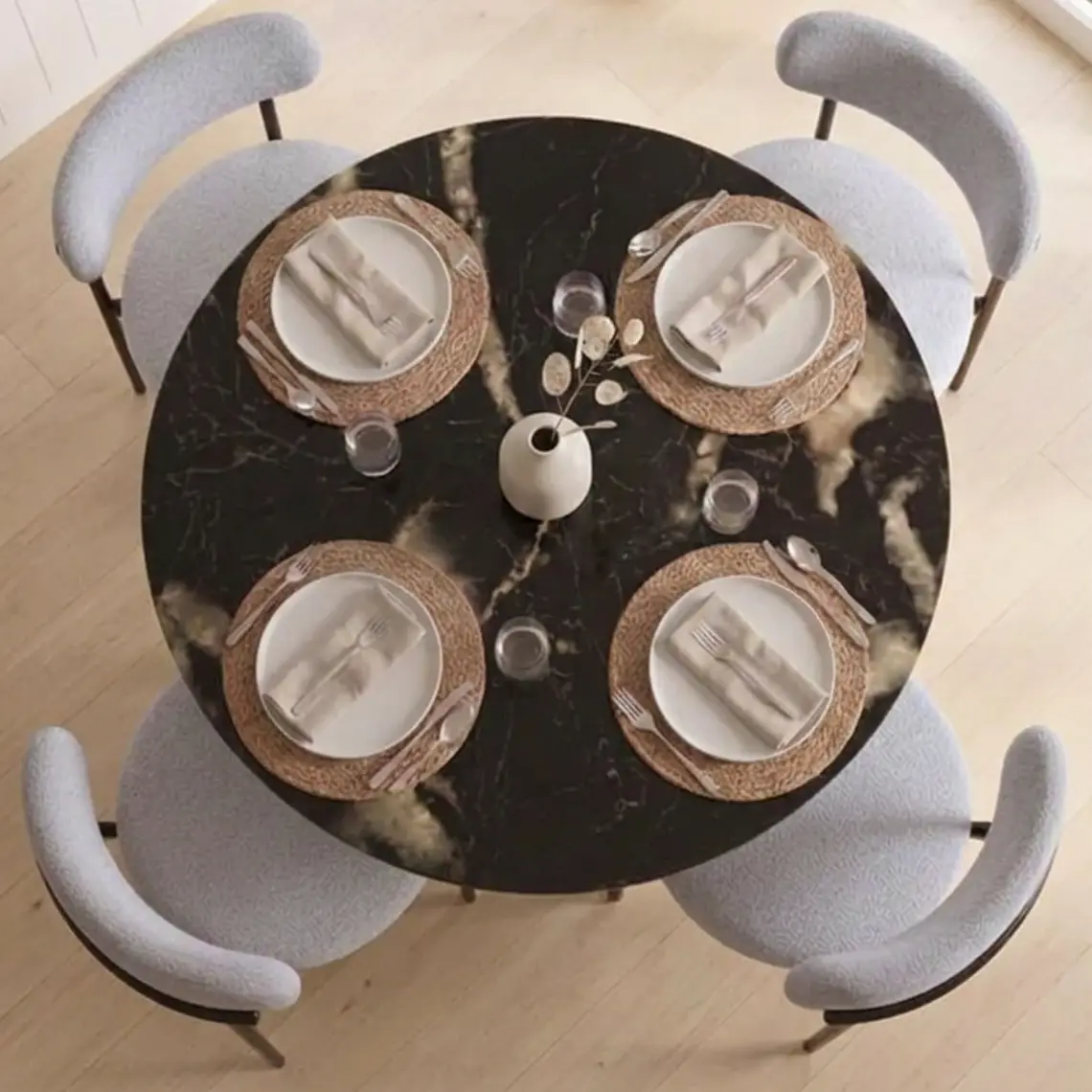 Comedor Mesa Tulip Mining Negra 80 cm con 4 Sillas Arpi Moon 4