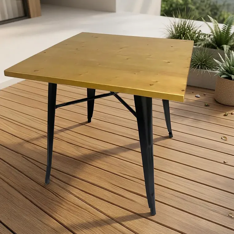Mesa Tolix negra cuadrada 70x70 cm madera clara 1