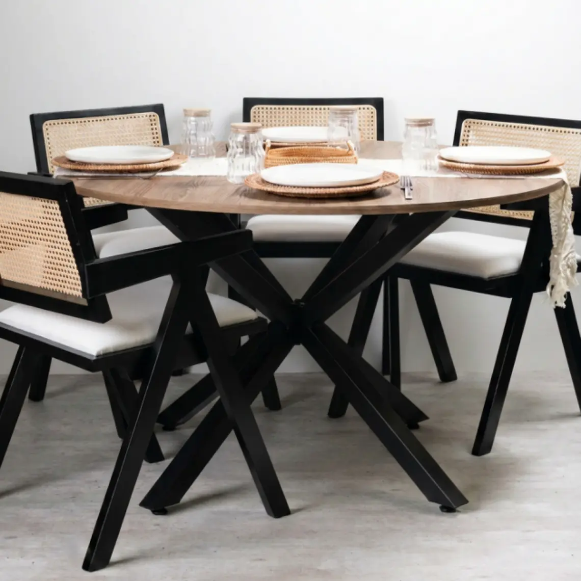 Comedor Mesa Asgard Rustik Black redondo 100 cm con 4 Sillas Chandigarh Acolchadas Lino  1