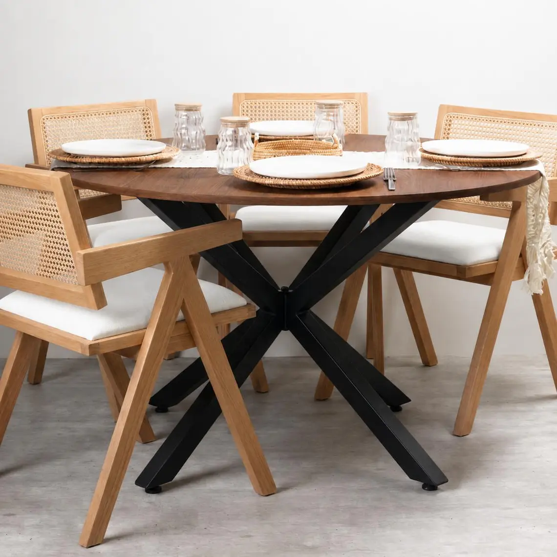 Comedor Mesa Asgard Rustik Black redondo 100 cm con 4 Sillas Chandigarh Acolchadas Lino  2