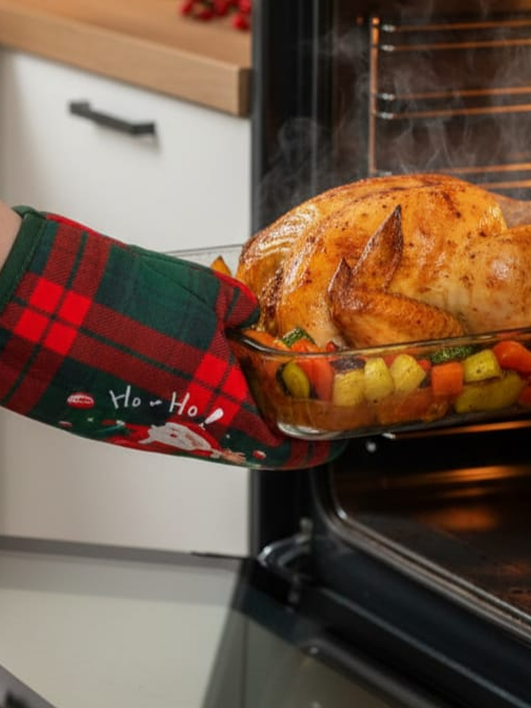 2 Set de Guantes y  Agarraderas Para Horno Navideñas Material Resistente  2