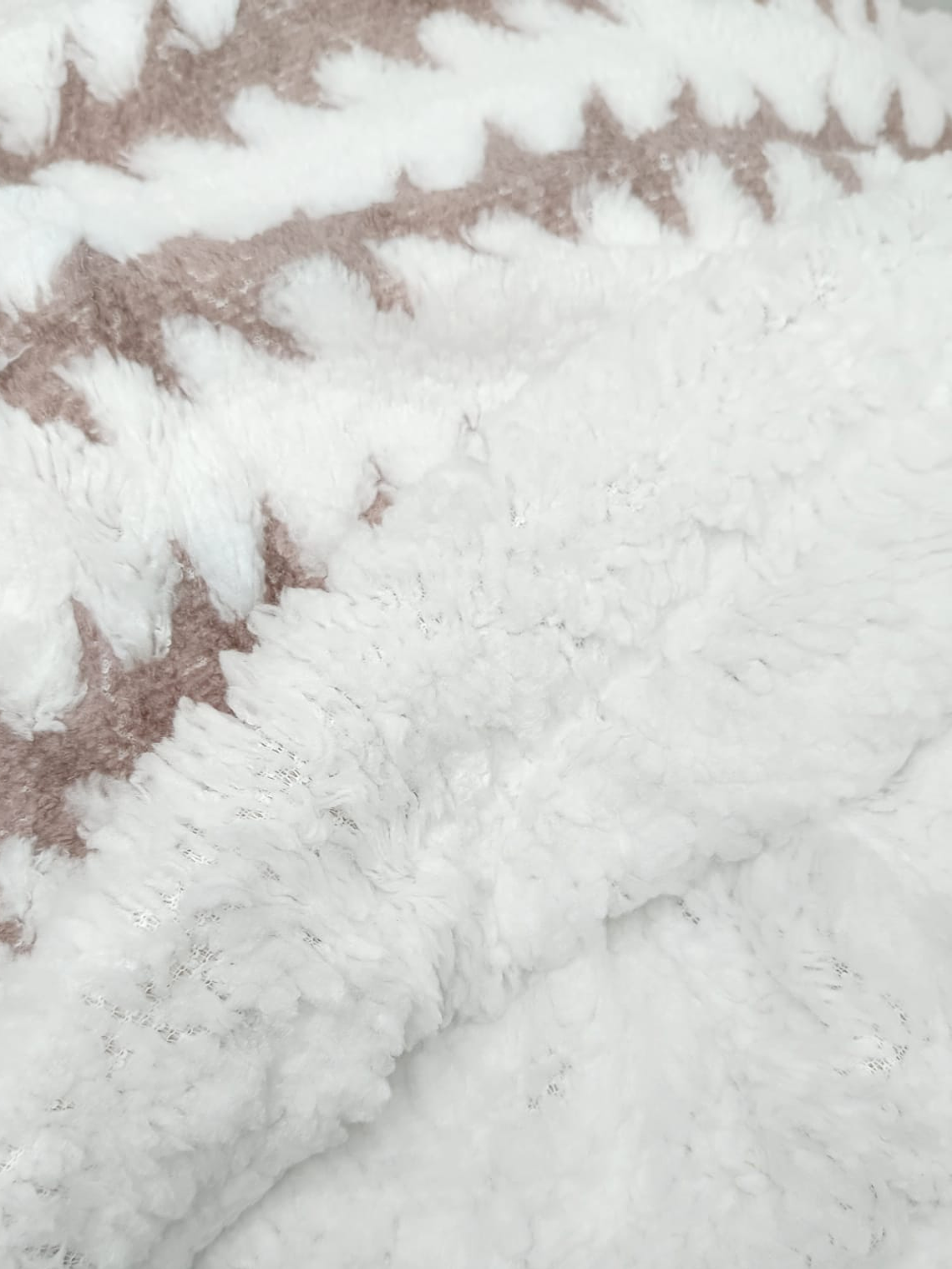 FRAZADA CON CHIPORRO, 1.5 PLAZA. COLOR ROSA PALO. DISEÑO GEOMETRICO 5