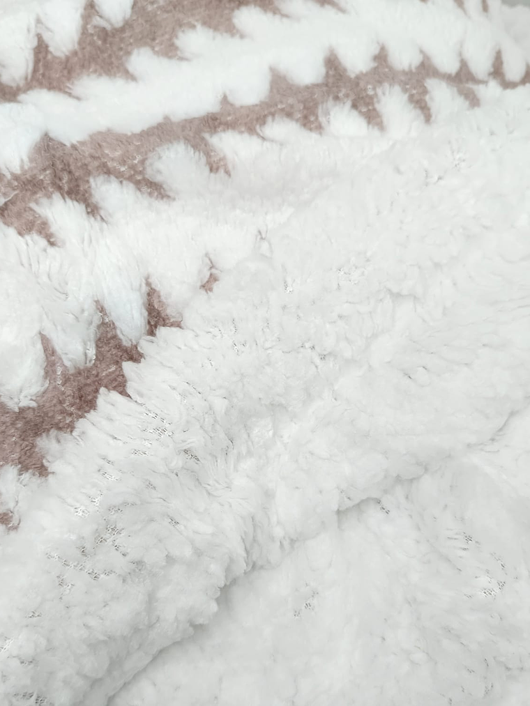 FRAZADA CON CHIPORRO, 1.5 PLAZA. COLOR ROSA PALO. DISEÑO GEOMETRICO 5