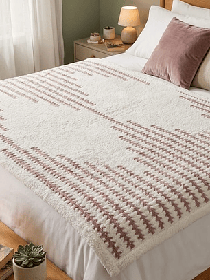 FRAZADA CON CHIPORRO, 1.5 PLAZA. COLOR ROSA PALO. DISEÑO GEOMETRICO