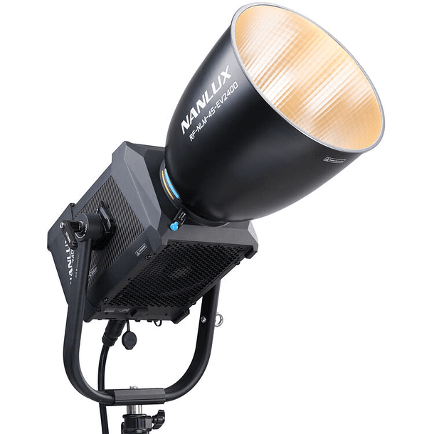 Nanlux Evoke 2400B Bi-Color LED Monolight Kit con Reflector 45° y Flight Case 2