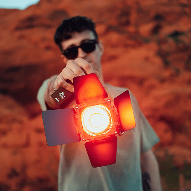 Zhiyun MOLUS X100 RGB Pocket Light 3