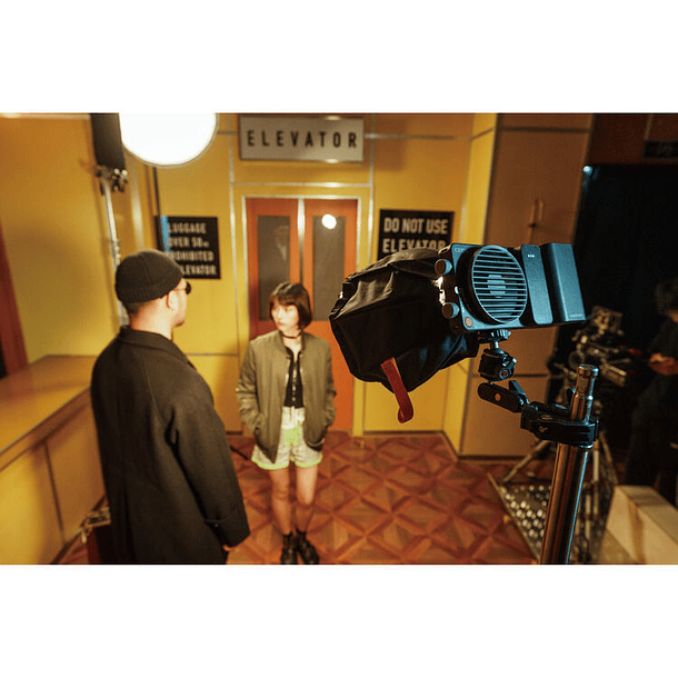 Zhiyun Cinepeer CX100 RGB Pocket Light 12