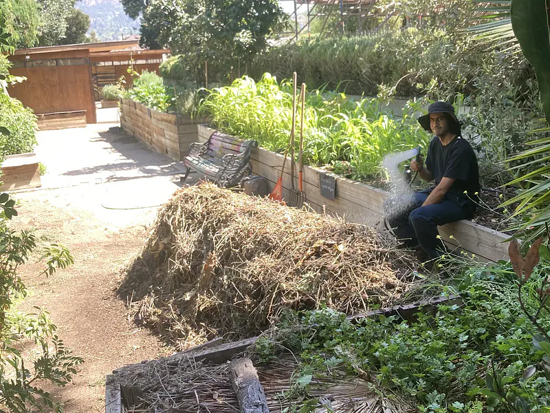 ¿Por qué voltear la pila de compost?