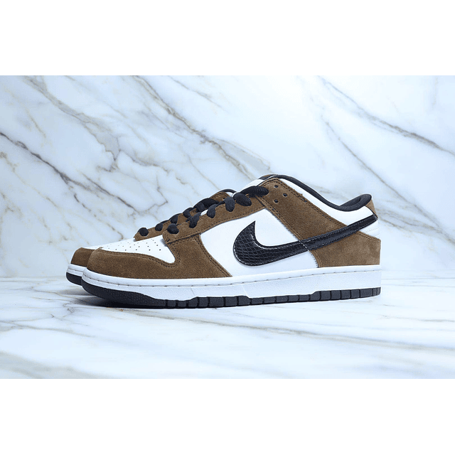 Perpetuo Lionel Green Street toma una foto Nike SB Dunk Low White Black Trail End Brown