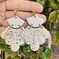 Aritos abanicos de gris y toques de oro 💛 - Miniatura 3