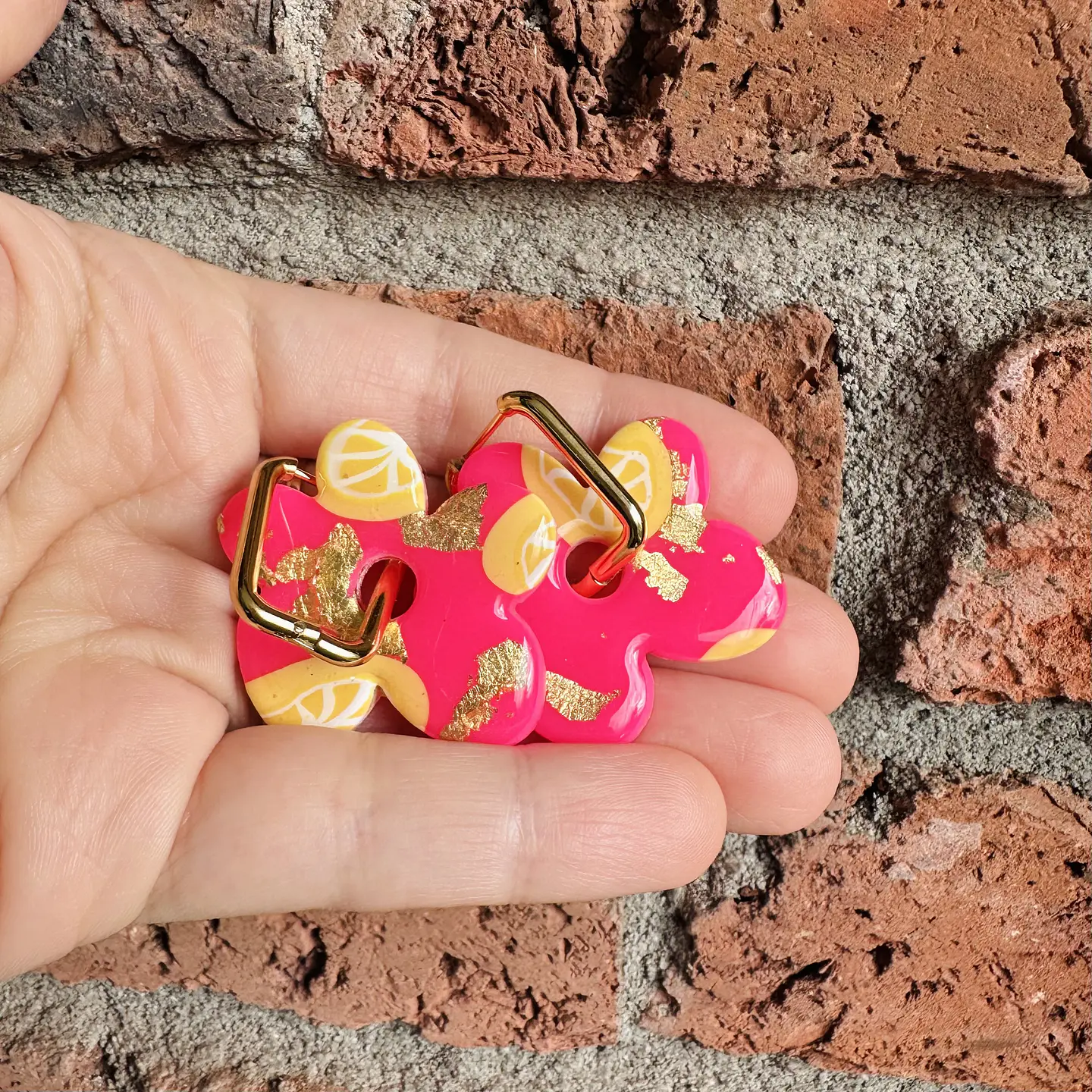 Aritos Flores rosa y limones + Argolla Dorada 3