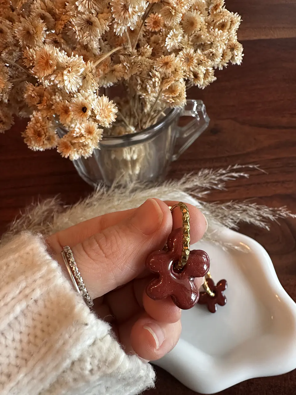 🌸 Aritos Flor Moca Charm 3