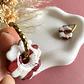 ❤️🌸 Flor Rayas Burdeo Charm - Miniatura 1