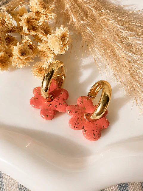 🌸✨ Aritos Flor Coral Dorada Charm