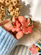 🌸✨ Aritos Flor Coral Dorada Charm - Miniatura 3