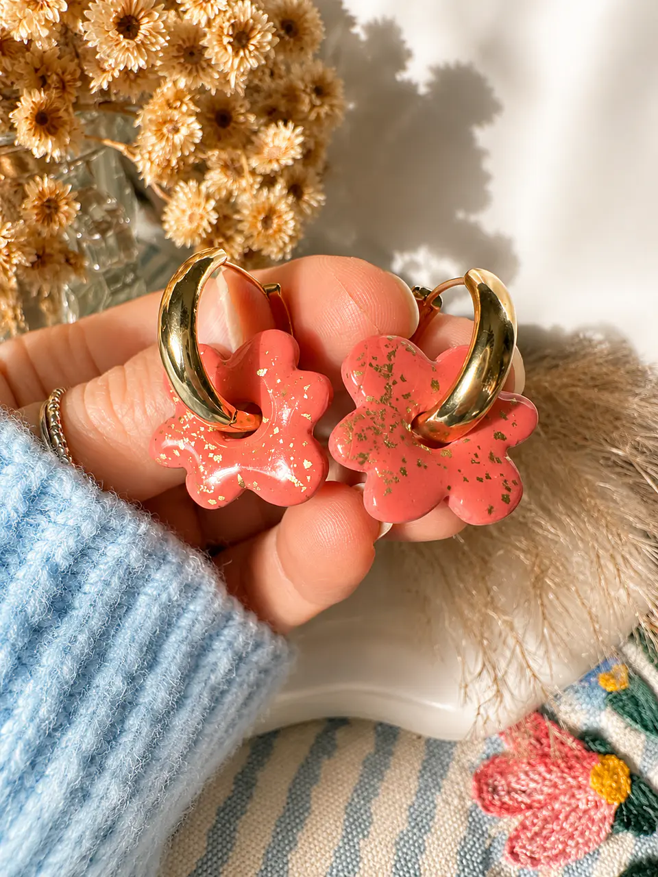 🌸✨ Aritos Flor Coral Dorada Charm 3