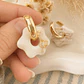 🤍✨ Aritos Flor Perla Dorada Charm - Miniatura 3