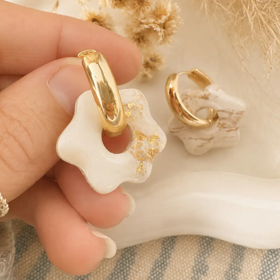 🤍✨ Aritos Flor Perla Dorada Charm 3