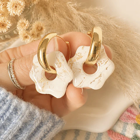 🤍✨ Aritos Flor Perla Dorada Charm